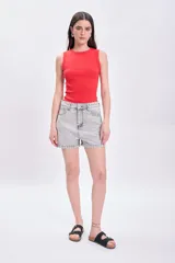 Short de jean gris claro, de tiro alto y corte clásico, con bolsillos delanteros y traseros.