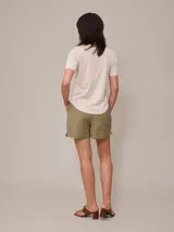 Remera blanca de algodón con cuello en V y logo bordado en el pecho.