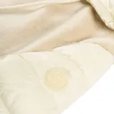 Campera blanca con capucha, cierre frontal y bolsillos con cierre. Tiene efecto de pelo sintético en el frente y dorso, y está confeccionada en poliéster y nylon.