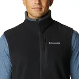 Chaleco de forro polar negro de la marca Columbia, con cierre frontal, cuello alto y bolsillos laterales y en el pecho con cierre.