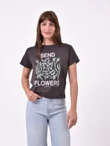 Remera de manga corta color verde bosque con cuello redondo y estampado frontal en blanco que dice "JUST A GIRL AND HER DOG".