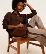 Musculosa marrón de rib con escote redondo y media vista con botones.