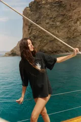 Remerón negro de jersey con estampa de mapa del tesoro en la espalda.