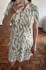 Camisón corto con estampado abstracto en tonos blanco y verde, cuello en V con botones y manga corta.