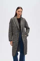 Tapado largo de poliéster con estampado de espiga en tonos grises y negros, con solapas y bolsillos laterales.