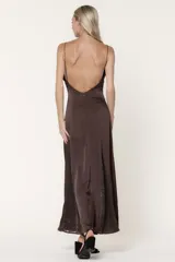 Vestido largo de satén color chocolate, con escote en V y tirantes finos. Presenta un corte fluido con un detalle de godet lateral en encaje a tono.