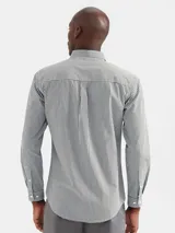 Camisa de corte slim con estampado a cuadros pequeños, cuello abotonado y mangas largas.