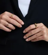 Blazer negro de punto roma, con capucha, escote en pico, bolsillos con solapa y cierre delantero con botón único.