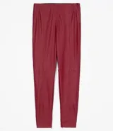Pantalón legging de poliuretano color borgoña.