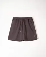 Bermuda de rústico liviano color marrón chocolate, con corte holgado y estampa sutil en el frente.