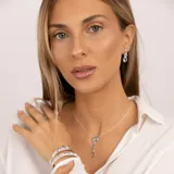 Brazalete rígido abierto de plata 925 con piedras de topacio azul de diferentes formas.