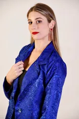 Blazer azul con estampado de rosas, de corte clásico y entallado.
