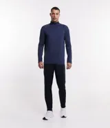 Remera deportiva térmica de manga larga color negro, con cuello alto y cremallera frontal. Presenta sisas raglán y recortes, sin estampado.