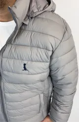 Campera puffer liviana de nylon color gris plata con logo Duxon en color natural.