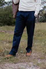 Bombacha de campo de corte moderno con pinzas frontales para un mejor calce. Presenta botamangas con abertura ajustable, detalles en cuero en las terminaciones y etiqueta distintiva.