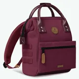 Mochila Cabaia modelo Adventurer Nice color borgoña con detalles en cuero marrón. Tiene un compartimento principal con cierre, un bolsillo frontal con cierre y dos bolsillos laterales. Cuenta con correas ajustables para los hombros y un asa superior.