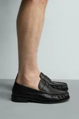 Mocasín de vestir fabricado en piel color bordó, con detalle de antifaz en el empeine y suela a tono con ligero tacón.