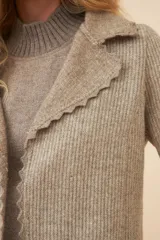 Chaqueta de lana fina sin teñir, color marrón claro, de corte recto con cuello solapa y mangas 3/4.