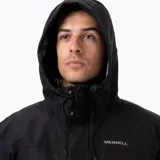 Campera técnica Merrell Ezeo 3-in-1 de color negro, diseñada para condiciones climáticas variables. Este sistema modular incluye una capa exterior impermeable con membrana 10K/10K, costuras termoselladas y tejido ripstop de poliéster reciclado, junto con una chaqueta interior insulada. Presenta capucha ajustable, ventilación axilar, codos preformados y múltiples bolsillos frontales.