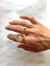 Anillo abierto irregular de acero quirúrgico con baño de oro de 18k.