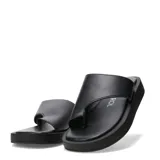 Sandalias Miss Carol modelo Amalia, color negro, tipo ojota con plataforma baja y tira ancha superior con separación para el dedo.