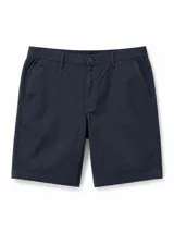 Short azul marino de gabardina, con bolsillos laterales y traseros, cierre frontal con botón y cintura elastizada en los laterales.