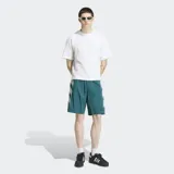 Short Adidas Adicolor Double Blocked verde oscuro con el icónico diseño de las tres franjas en blanco en el lateral, confeccionado en tejido antidesgarre de corte holgado.