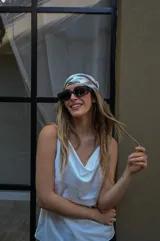 Lentes de sol marrones con marco cuadrado y patillas gruesas.