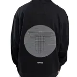 Canguro negro con capucha y cordones ajustables, confeccionado en algodón suave. Presenta un pequeño logo bordado en el centro del pecho y un diseño gráfico en la espalda.
