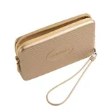 Billetera tipo sobre Havaianas Bag Plus, color dorado, con textura exterior característica de la marca y logo grabado en el centro. Cuenta con cierre superior y correa de muñeca extraíble.