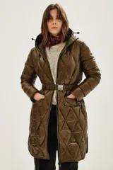 Campera puffer larga de color negro con diseño acolchado en forma de rombos. Cuenta con capucha, cierre frontal, bolsillos con cierre y un cinturón elástico con hebilla metálica en la cintura.