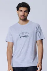 Remera gris melange de manga corta con cuello redondo, con estampa frontal ilustrativa de un tiburón acompañada del texto 'The most majestic shark'.
