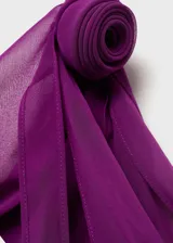 Vestido largo de fiesta color violeta, con diseño recto, cuello drapeado y tirantes finos. Presenta un detalle de flor con drapeado en uno de los hombros y cierre de cremallera lateral.