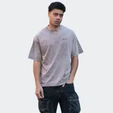 Remera marrón de algodón con cuello redondo y logo estampado en el pecho.