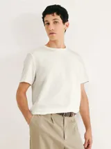 Camiseta de corte regular en color azul marino, confeccionada en tela con textura horizontal sutil, cuello redondo y mangas cortas.