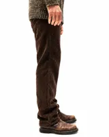 Pantalón de pana marrón con diseño de cinco bolsillos y corte clásico.