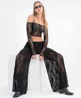 Top strapless negro de encaje con mangas largas removibles y corpiño de cuero sintético.