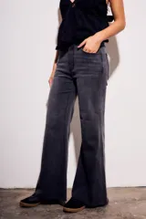 Pantalón de jean gris oscuro, de corte wide leg y tiro medio.
