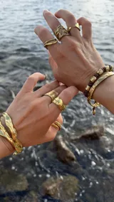 Esclava rígida de diseño artesanal con textura irregular y acabado metálico, ideal para uso diario.