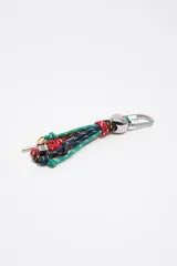 Llavero de cordones coloridos con mosquetón metálico y dije de corazón plateado.