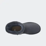 Botas UGG Classic Short II de piel de oveja color arena, con forro y plantilla de piel de oveja y suela Treadlite by UGG™.