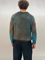 Buzo de lana merino tejido y teñido a mano, con cuello redondo y mangas raglán.