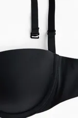 Soutien balconette push-up de microfibra color negro con aros, copas acolchadas, breteles ajustables extraíbles y cierre de corchetes en la espalda.
