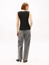 Musculosa Tommy Hilfiger de corte slim y textura acanalada color negro, con cuello barco y el logo de la marca bordado en el pecho.