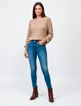 Buzo de tejido combinado marca Zac & Rachel en color blanco, con cuello redondo y mangas largas con diseño calado. Presenta un cuerpo con textura de punto acanalado.