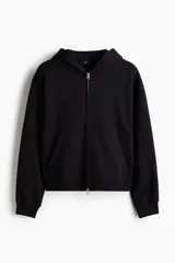 Campera con capucha de felpa pesada, con cierre frontal, bolsillos laterales y puños y bajo acanalados. Presenta un corte holgado y diseño minimalista.