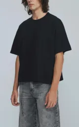 Remera de manga corta color negro, confeccionada en tejido jersey 24/1 americano con calce boxy fit.