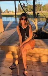 Musculosa marrón de gamuza con bordados blancos en el frente y detalle de flecos en los hombros. Tiene cuello redondo y sisas amplias con terminación de crochet.