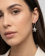 Aros colgantes de acero con diseño de estrella inflada y argolla pequeña.