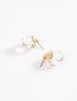 Par de aros colgantes color coral con forma de gota y borde dorado.